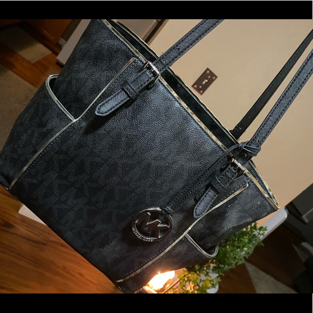 Michael Kors tote purse good condition w/ wallet
